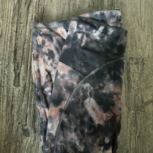 Unlimit Lululemon Keyhole Legging - Size 6